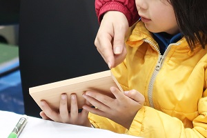 木材を手に取り触れている様子の写真