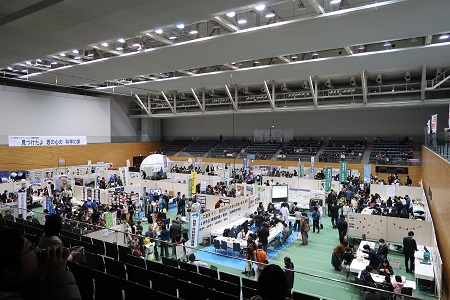 科学フェスティバル会場全体の様子の写真