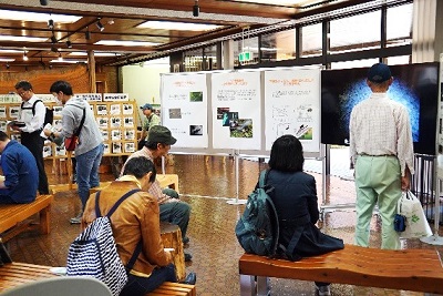 写真2：ビデオ上映を観賞している様子