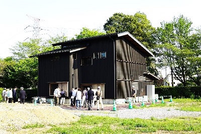 写真5：実験住宅周囲に施工した高性能木質舗装路を見学している様子