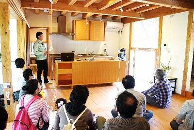 写真6：実験住宅屋内で研究者から説明を聞いている様子