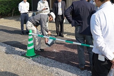 写真8：住宅周囲の高性能木質舗装路について説明を聞いている様子