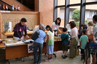 受付及び苗木のプレゼント1