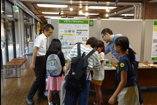 研究成果ポスターの展示と上映会、体験会2