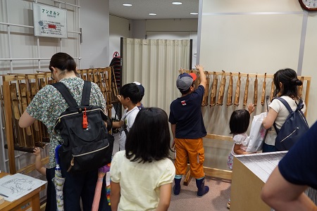 インドネシアの竹製伝統楽器（アンクルン）を鳴らして楽しんでいる様子