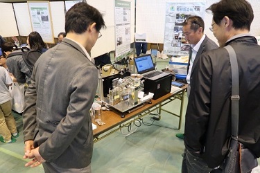 林業用種苗 充実種子選別装置を見学している様子