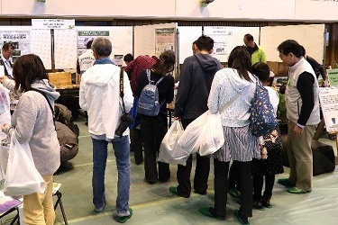 森林総研のブースを見学している様子