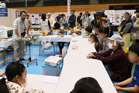 写真02：講師のお話を熱心に聞いている様子