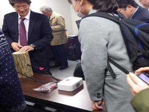 プロジェクトにて開発した検査装置を見学している様子