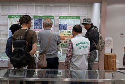 写真1：もりの展示ルーム見学の様子
