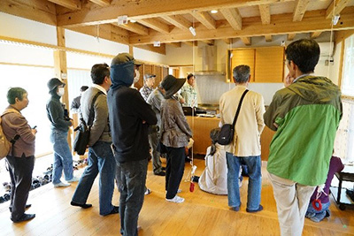 写真5：実験住宅屋内で研究員から説明を聞いている様子