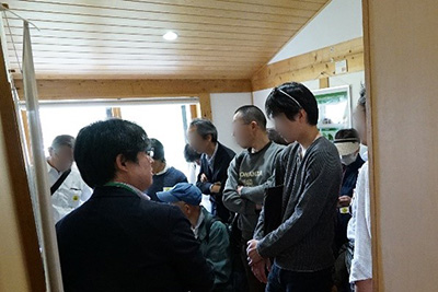 写真6：研究員からリラックス効果など研究成果の説明を聞いている様子