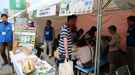 写真2.国産材を利用して作品を作っている様子