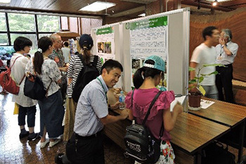 研究成果ポスターの展示と上映会、体験会の写真01