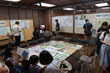研究成果ポスターの展示と上映会、体験会の写真02