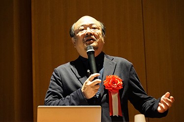 写真02:招待講演の様子