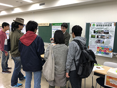 写真：研究員からより効率的な抽出方法を聞いている様子