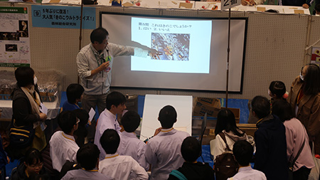 写真02：講師のお話を熱心に聞いている様子