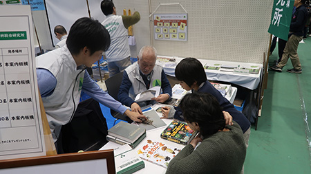 写真05：研究員から楽しそうに「きのこ」について学んでいる様子