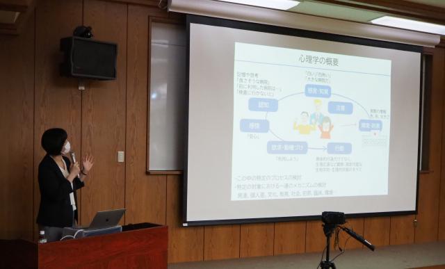 実際の調査紹介を交えて解説している様子