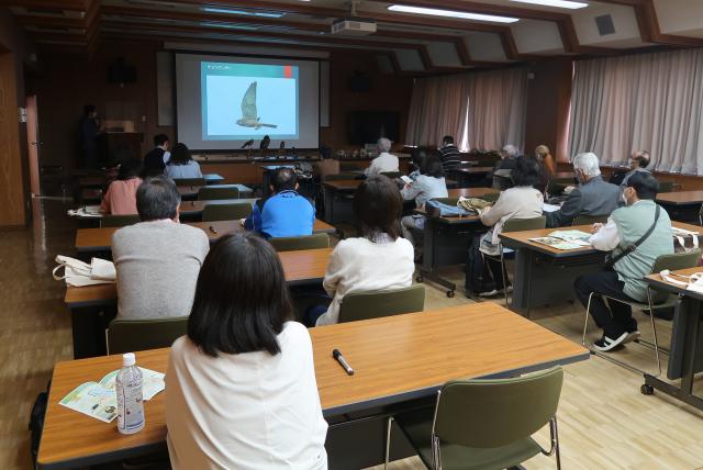 講演「研究所内の鳥たち～ガラスに衝突する野鳥の不思議～」を聴講している様子