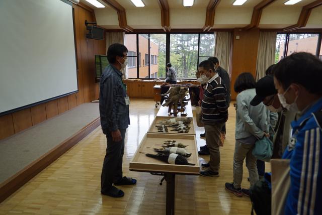 研究所内で保存している標本の一部を講演会場で展示して解説している様子