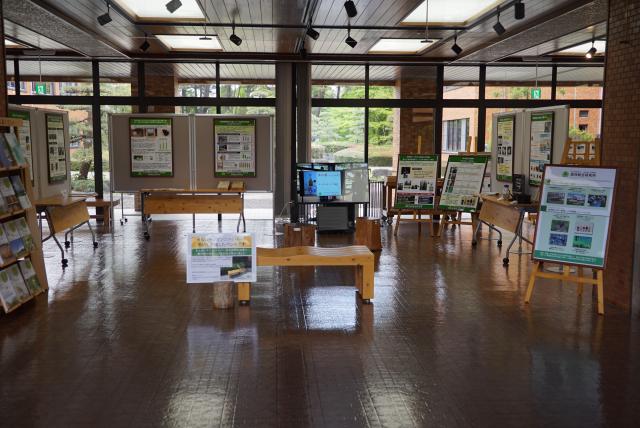 研究成果のポスターと成果物を展示している様子