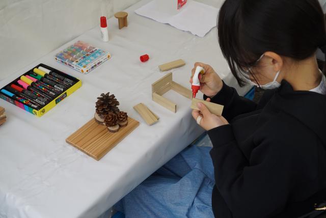 写真02：様々なサイズの端材を木工ボンドで接着し、作品作りを楽しんでいる様子