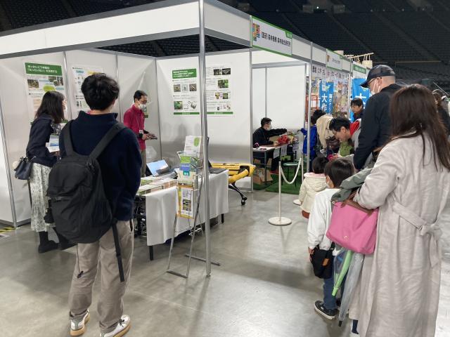 写真右、ブース内で四足歩行ロボットを実演している様子