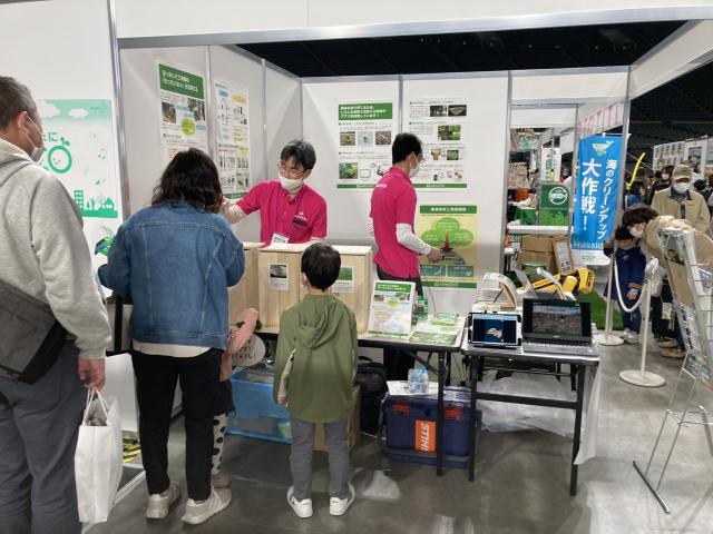写真左、3種類（ヒバ、ヒノキ、トドマツ）の樹木製油の香りを体験している様子