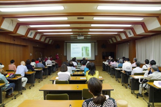 講演「木の名前のあれこれ」を聴講している様子