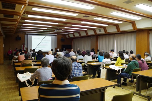講演「小笠原・海鳥化石・1万年」を聴講しる様子