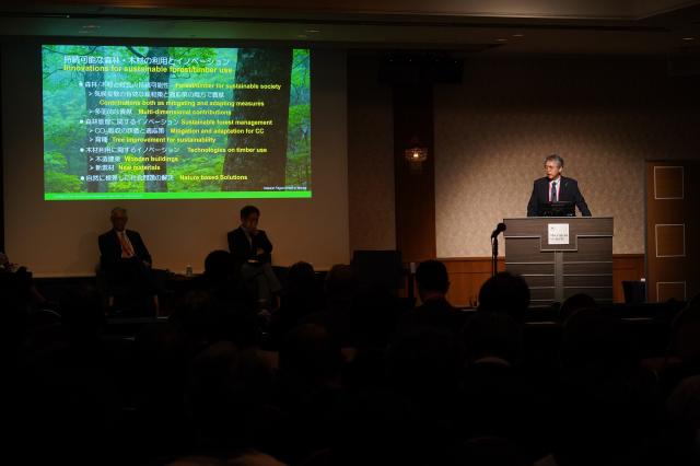 写真左、森林総合研究所の研究成果を説明している浅野（中静）透所長