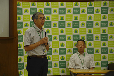 左：森林総合研究所所長浅野透、右：森林資源化学研究領域微生物工学研究室主任研究員大塚祐一郎の写真
