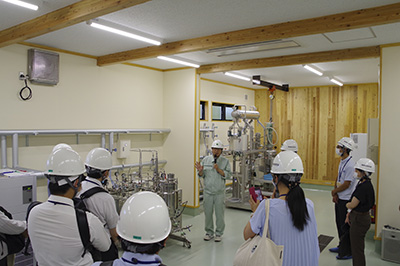 木質バイオマス変換新技術研究棟を見学している様子