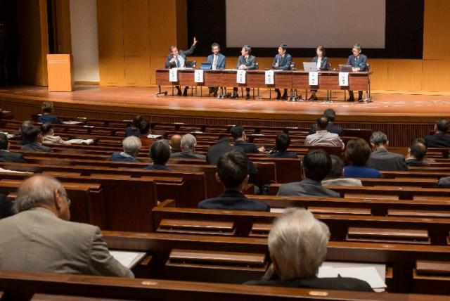 これからの林業について議論を交わしている様子