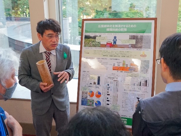研究者がポスターの解説をしている様子