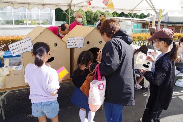 完成したランプシェードを暗い箱の中に入れて、光りの具合を確認している様子の写真