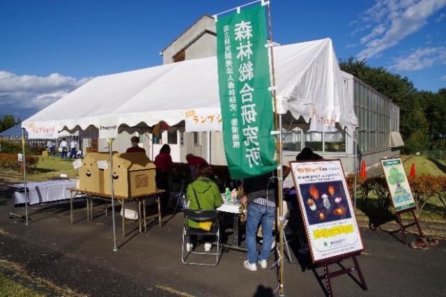 屋外の白いテントの中で、木製ランプシェード作成をおこなった様子の写真