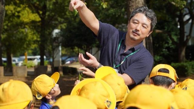 生徒の前で葉っぱの説明をしている様子の写真