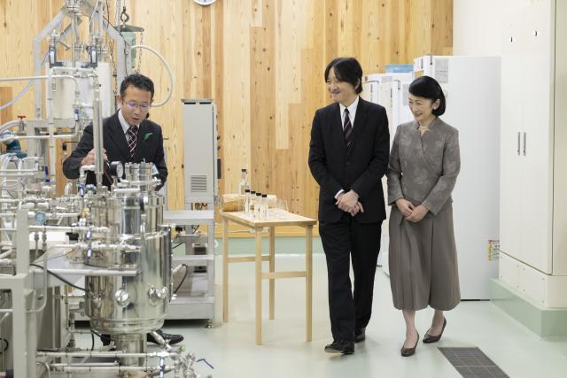 木質バイオマス変換新技術研究棟をご視察されている様子
