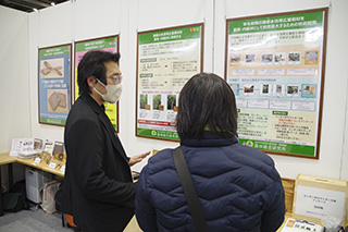 研究成果を解説している様子