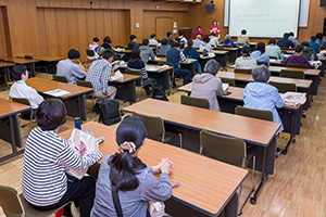講演を聴講している様子