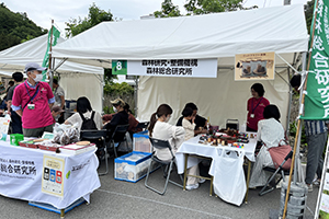 来場者で賑わっている様子