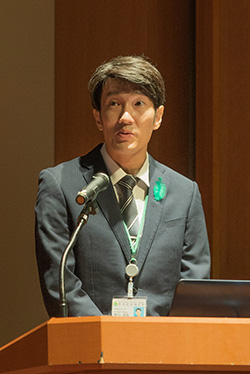 講演会登壇者お二人右側研究者の写真