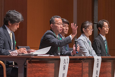 講演会のテーマについて議論を交わしている様子の写真
