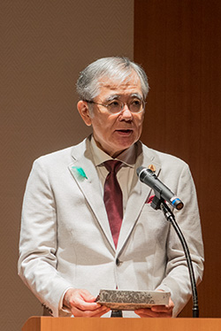 2024公開講演会の司会進行を務める役員の写真