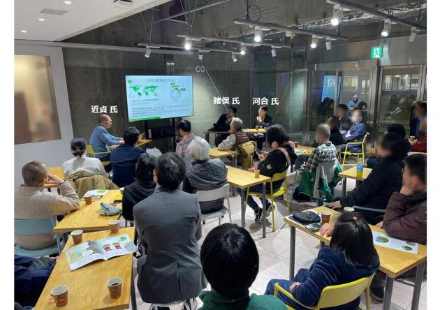 椅子とテーブルが設置され、登壇者とファシリテーターと来場者が着席。