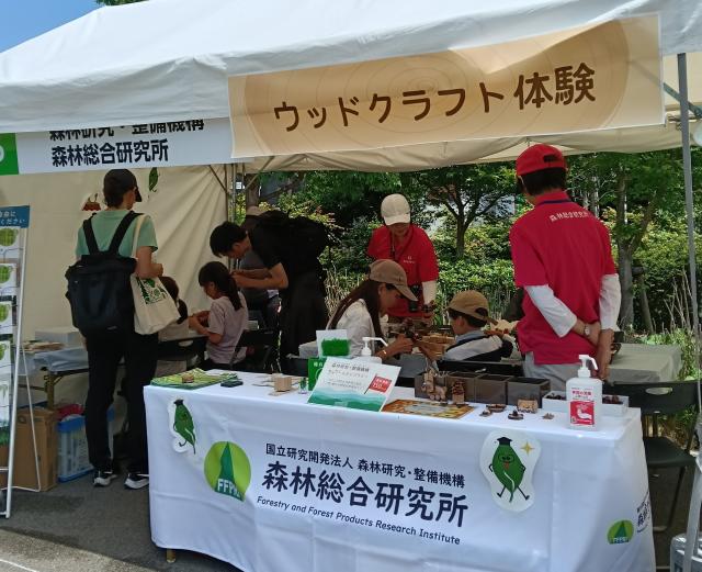 親子で楽しそうにイベントに参加している様子