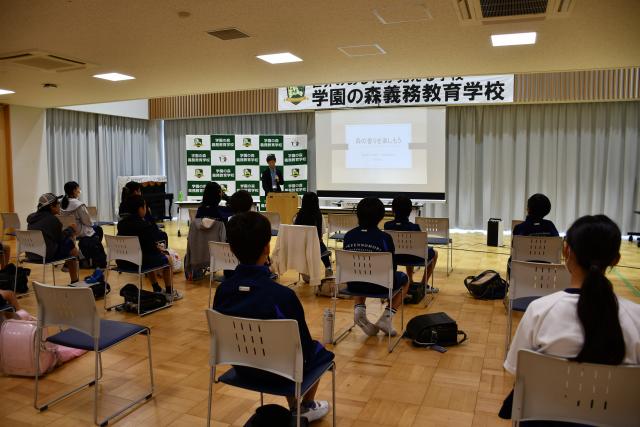 プロジェクターを用いてレクチャーしている様子